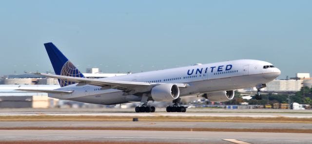 Boeing 777-200 (N211UA)