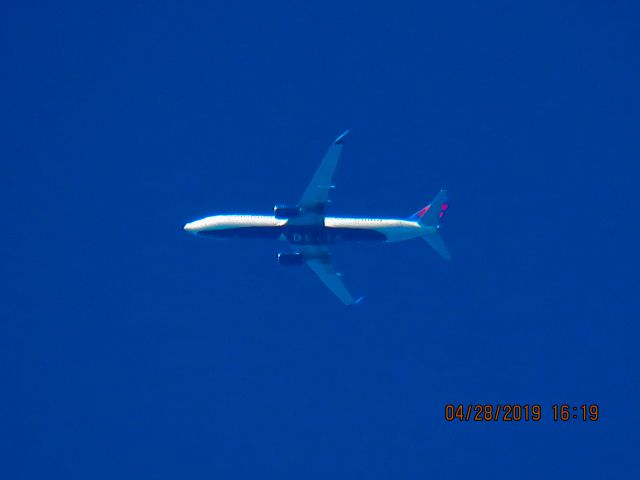 Boeing 737-900 (N827DN)