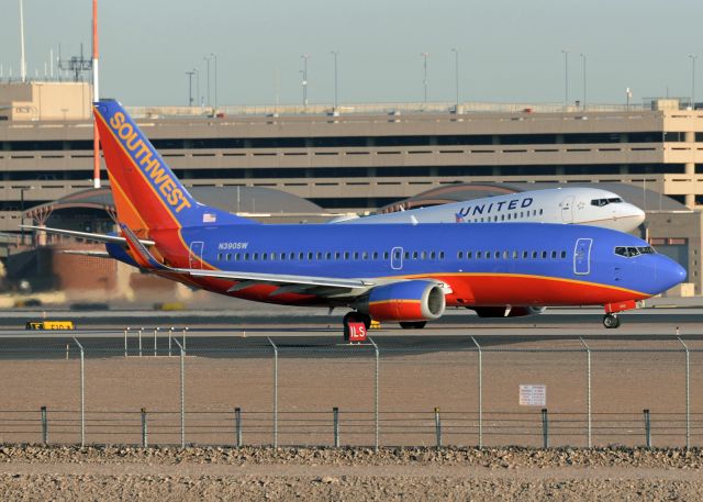 BOEING 737-300 (N390SW)