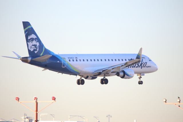 EMBRAER 175 (long wing) (N194SY)