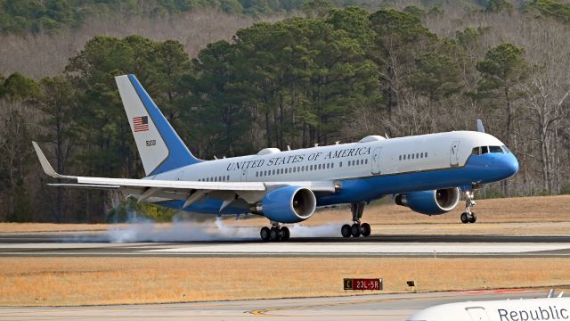 98-0001 — - USAF Boeing C-32A "VENUS91" (98-0001) touch-and-go #1 KRDU Rwy 23L on 1/11/2023 at 12:48 pm.