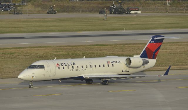 Canadair Regional Jet CRJ-200 (N8923A) - axing at MSP