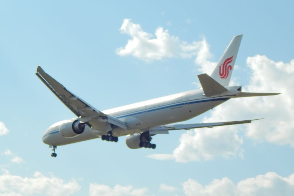 BOEING 777-300ER (B-2046)