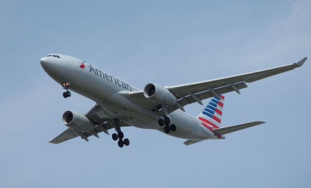 Airbus A330-200 (N286AY) - Shown here is an American Airlines Airbus A330-200 a few moments until landing in the Spring of 2017.