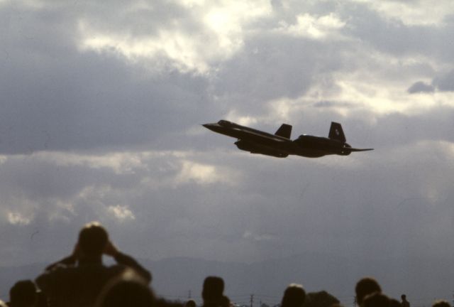 Lockheed Blackbird (61-7962) - High speed pass - Norton AFB airshow Nov 12 1988