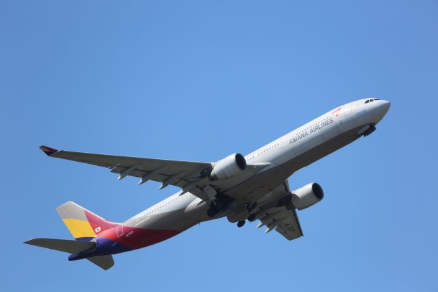 Airbus A330-300 (HL7747)