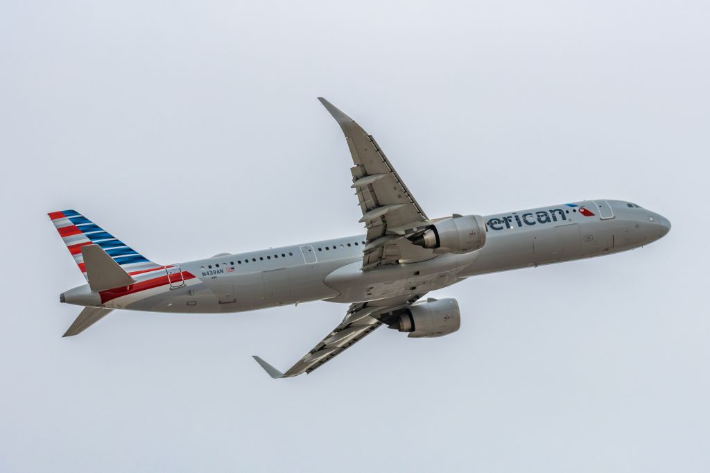 Airbus A321neo (N439AN) - An American Airlines A321 neo taking off from PHX on 3/11/23. Taken with a Canon R7 and Canon 100-400 EF L II lens.