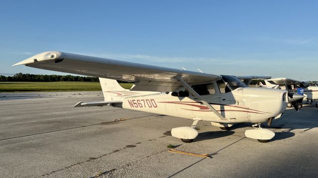 Cessna Skyhawk (N567DD) - In desperate need of a paint job...