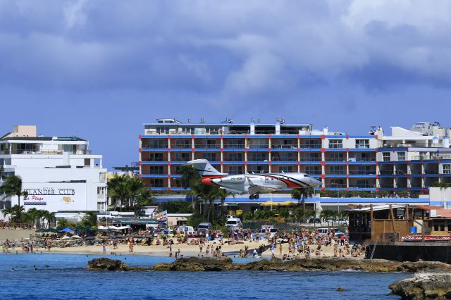 Bombardier Challenger 300 (PR-ADB) - PR-ADB over maho beach