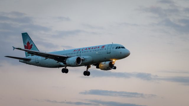 Airbus A320 (C-FGKH) - inbound 