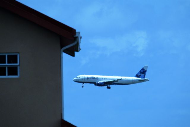 Airbus A320 (N659JB)