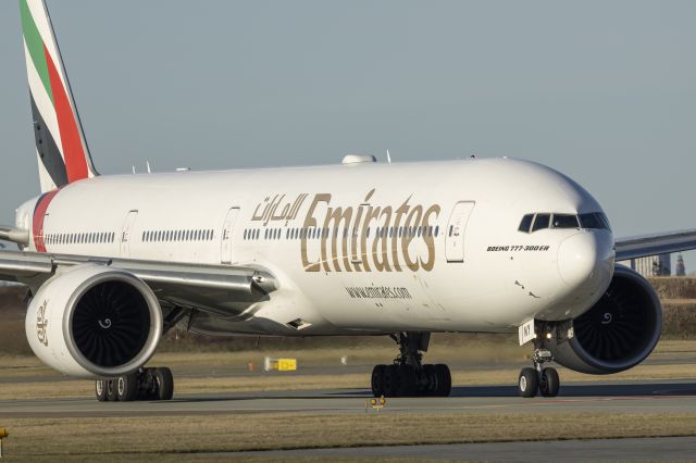 Boeing 777-200 (A6-ENY) - East og Runway 04R