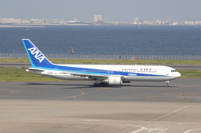 BOEING 767-300 (BON8286) - Taxi at Haneda Intl Airport on 2007/10/6