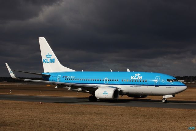 Boeing 737-700 (PH-BGX) - A thunderstorm is coming up