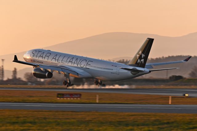 Airbus A330-300 (C-GEGI)