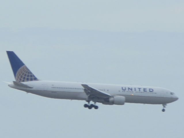 BOEING 767-300 (N643UA)