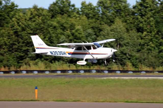 Cessna Skyhawk (N3535H) - Taken on September 7, 2013.