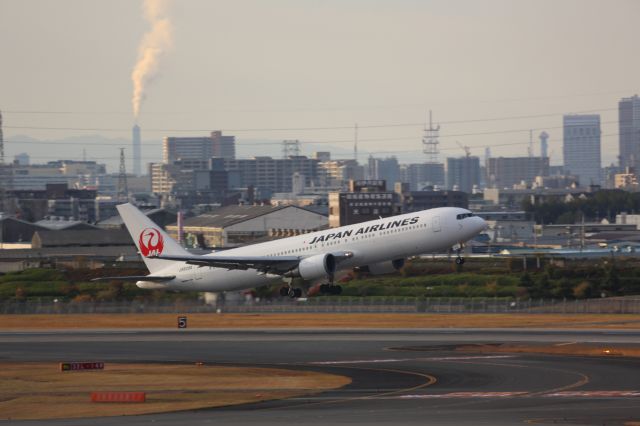 BOEING 767-300 (JA8398)