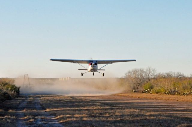 Cessna Skylane (N9913E)