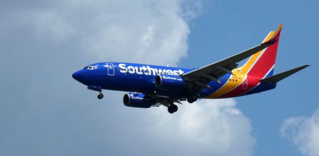 Boeing 737-700 (N486WN) - On short final is this 2004 Southwest Airlines Boeing 737-7H4 in the Summer of 2023.