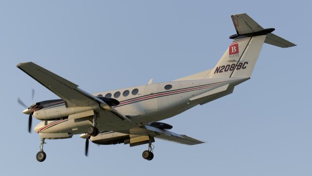 Beechcraft Super King Air 200 (N208BC) - LANDING AT KDSM 5.20.24 AT 7:55PM