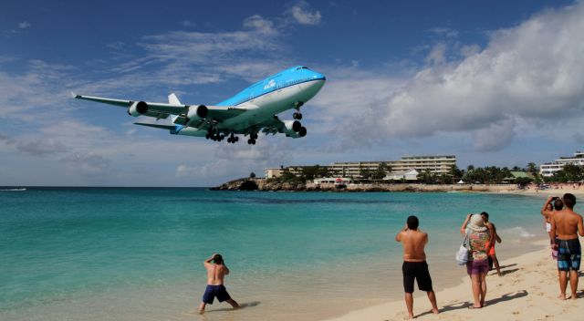 Boeing 747-400 (PH-BFN) - Landing above Maho Beach.