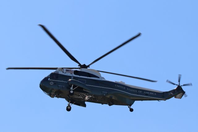 Sikorsky Sea King (15-9354) - A Sikorsky VH-3D Sea King form Marine Helicopter Squadron One (HMX-1) approaching Burke Lakefront Airport on 6 Aug 2020.