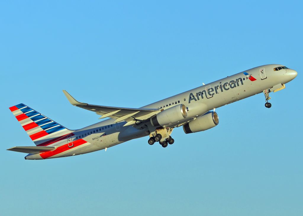 Boeing 757-200 (N942UW)
