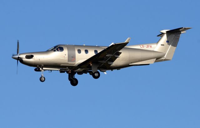 Pilatus PC-12 (LX-JFH) - 28/01/2013br /Landing 27