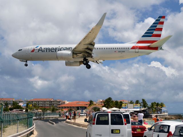 Boeing 737-800 (N803NN) - I had about 2 weeks tracking one of the new American liveries since they started back flying the 737's for the low season. And I finally got one!!