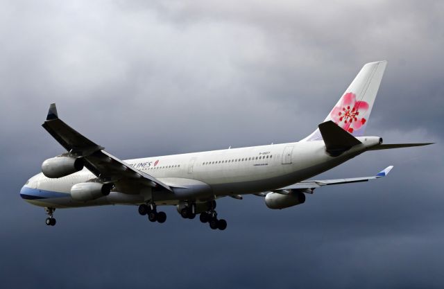 Airbus A340-300 (B-18807) - Approaching LHR.