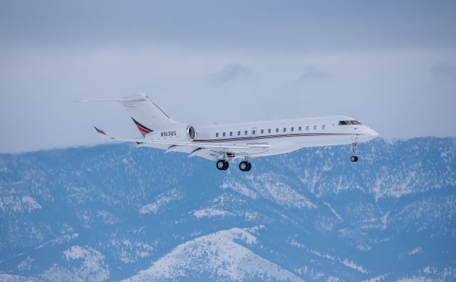 Bombardier Global Express (N163QS) - NetJets Global 6000 arriving into KBZN.