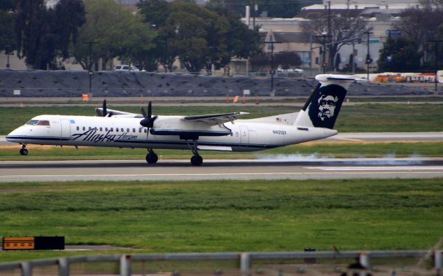 de Havilland Dash 8-400 (N421QX)