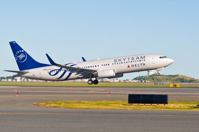 Boeing 737-800 (N3758Y) - Delta Skyteam Boeing 737-800 launch off of 22R !