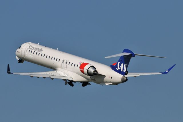 Canadair Regional Jet CRJ-900 (EI-FPC) - SAS2548 retracting the gear on climb out on the return to Stockholm.