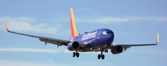 Boeing 737-700 (N220WN) - Landing on 35L.