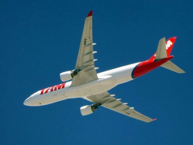 Boeing 777-200 (PT-MVV)