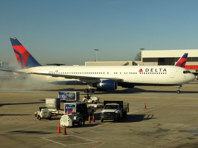 BOEING 767-300 (N140LL)