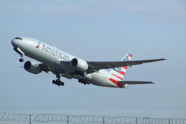 Boeing 777-200 (N788AN) - An American Airlines B777-200 taking off from LHR, on runway 27L.br /br /Location: Heathrow T5 spotting point.br /Date: 12.10.22 (dd/mm/yy).