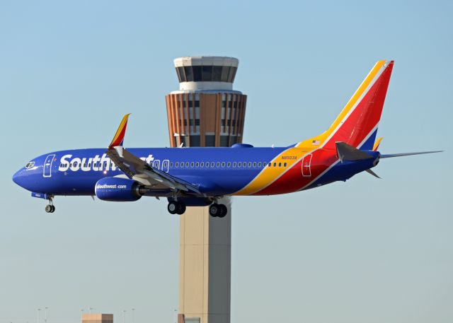 Boeing 737-800 (N8503A)