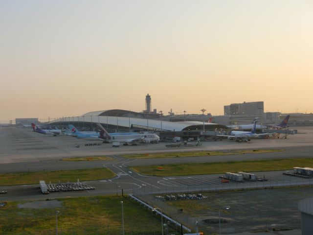 — — - 約18時30分頃の関空です。