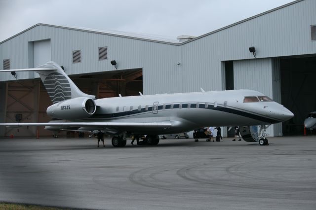 Bombardier Global 5000 (N13JS)