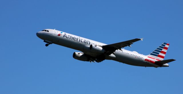 Airbus A321 (N561UW) - Shortly after departure is this 2012 American Airlines Airbus A320-231 in the Spring of 2021.