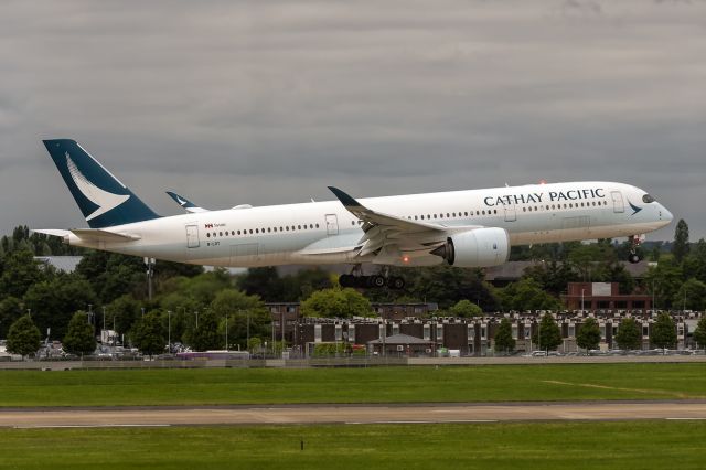 Airbus A350-900 (B-LRT) - 1st June, 2024: Flight CX 239 from Chek Lap Kok International Airport about to enter the threshold of runway 09L at Heathrow.