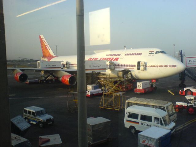 Boeing 747-200 (VT-AIS) - AIR INDIA B747-400 PREPARING FOR DEPARTURE AT MUMBAI