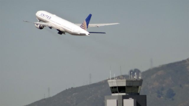 Boeing 777-200 (N211UA) - N211UA United Airlines Boeing 777-200br /Age 14.9 Yearsbr /06-Mar-2015 B772/L San Francisco Intl (KSFO) Honolulu Intl (PHNL) 13:14 PST 16:22 HST 5:08