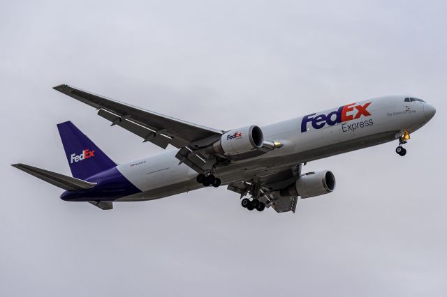 BOEING 767-300 (N125FE) - 13R approach