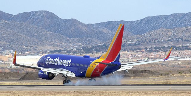 Boeing 737-700 (N7854B)