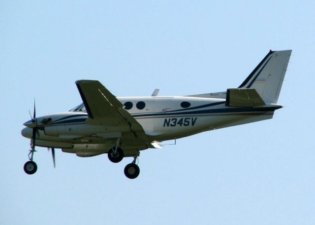 Beechcraft King Air 90 (N345V) - Landing at the Shreveport Regional airport.