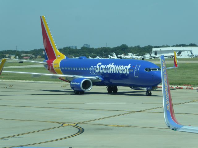 Boeing 737-700 (N8667D)